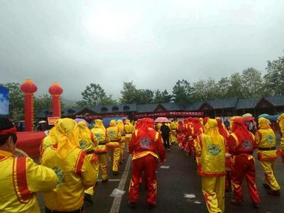 第六届燕子山“槐花节”万人徒步越花海 共赏生态公园观光盛景